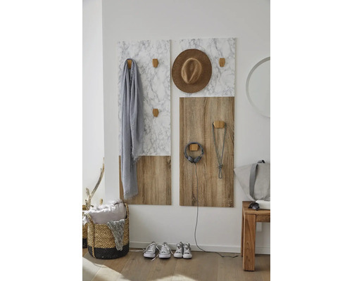 Wandgarderobe mit Haken, Schal, Hut und Kopfhörern in einem Flur