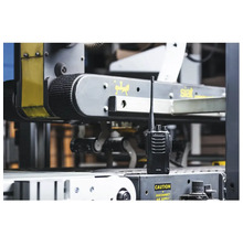 Funkgerät auf einer Werkbank