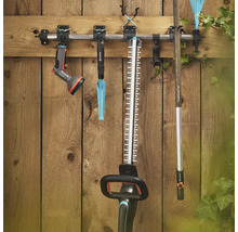 Outils de jardin sur un support à outils sur un mur en bois