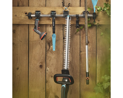 Outils de jardin sur un support à outils sur un mur en bois