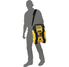 DeWalt Luftkompressor mit Tragegurt an einer Person.