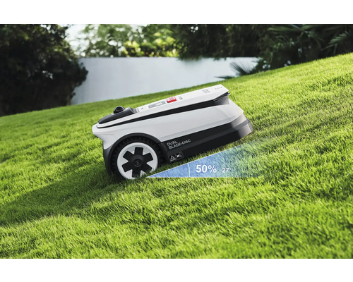 Robot tondeuse à gazon sur une pente de gazon avec une pente de 50 pour cent