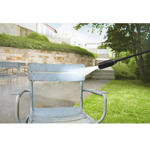 Nettoyeur haute pression utilisé pour nettoyer une chaise de jardin