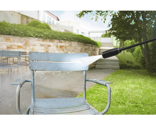 Nettoyeur haute pression utilisé pour nettoyer une chaise de jardin