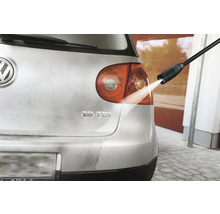 Nettoyage d'une voiture avec un nettoyeur haute pression