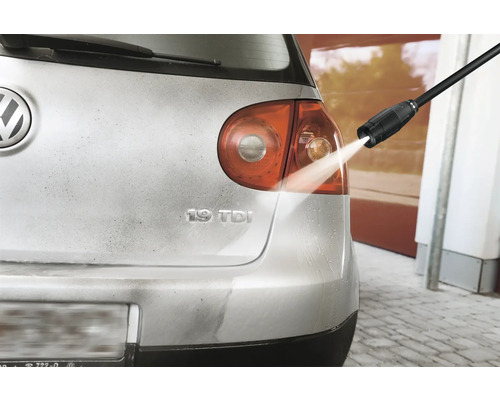 Nettoyage d'une voiture avec un nettoyeur haute pression