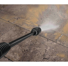 Nettoyeur haute pression en action pour nettoyer des plaques de pierre