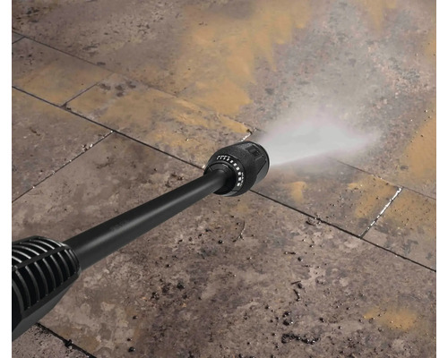 Nettoyeur haute pression en action pour nettoyer des plaques de pierre