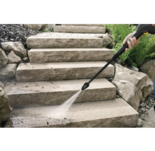 Nettoyage d'un escalier en pierre avec un nettoyeur haute pression.