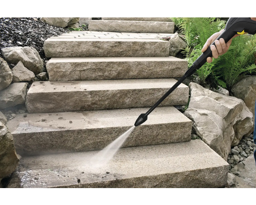 Nettoyage d'un escalier en pierre avec un nettoyeur haute pression.