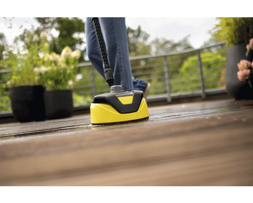 Terrassenreiniger im Einsatz auf einer Holzterrasse