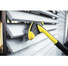 Kärcher Logo. Reinigung von Jalousien mit einer Bürste.