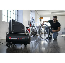 Einhell Kompressor zum Aufpumpen eines Fahrradreifens in einer Werkstatt