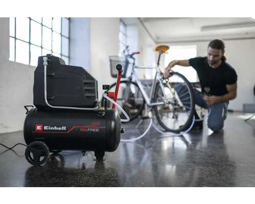 Einhell Kompressor zum Aufpumpen eines Fahrradreifens in einer Werkstatt