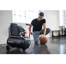 Einhell Kompressor beim Aufpumpen eines Basketballs.