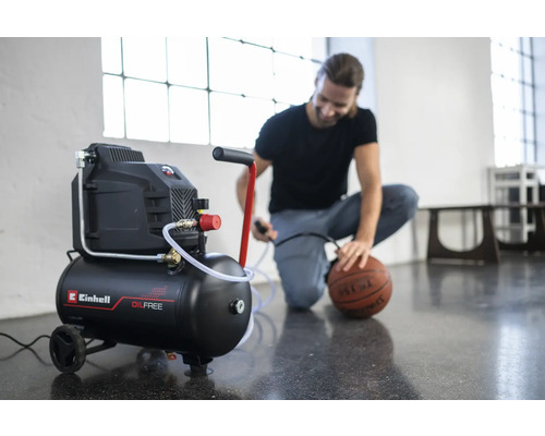 Einhell Kompressor beim Aufpumpen eines Basketballs.