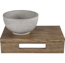 Bol en pierre sur plateau en bois