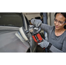 Frau poliert Auto mit einer Einhell Poliermaschine