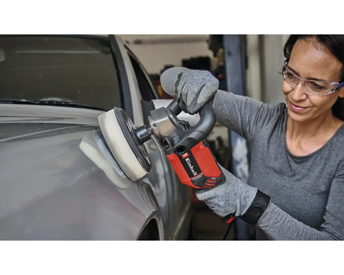 Frau poliert Auto mit einer Einhell Poliermaschine