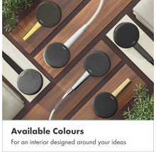 Mehrere Handbrausen mit verschiedenen Griffen auf Holz