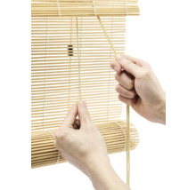 Store en bambou avec cordon de traction en utilisation