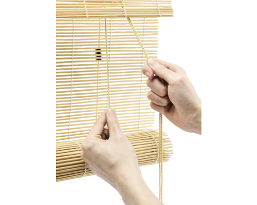 Store en bambou avec cordon de traction en utilisation