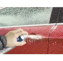 Une personne dégivre une voiture gelée avec un spray dégivrant.