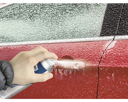 Une personne dégivre une voiture gelée avec un spray dégivrant.