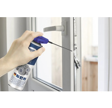 Eine Dose Schmiermittel wird auf ein Fenster aufgetragen.