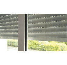 Geschlossener Rollladen am Fenster