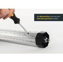 Rollladenwelle wird mit einem Schraubendreher und einer Schraube gesichert