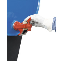 Un fût avec un robinet de fût installé est actionné par une main gantée d'un gant de travail.