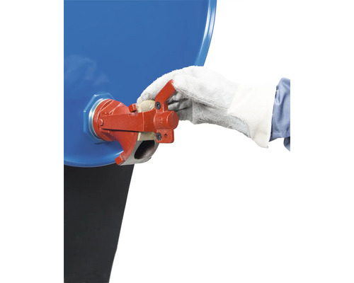 Un fût avec un robinet de fût installé est actionné par une main gantée d'un gant de travail.