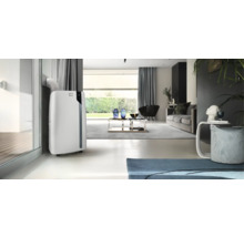 Climatiseur mobile dans un salon moderne avec meubles et décoration.