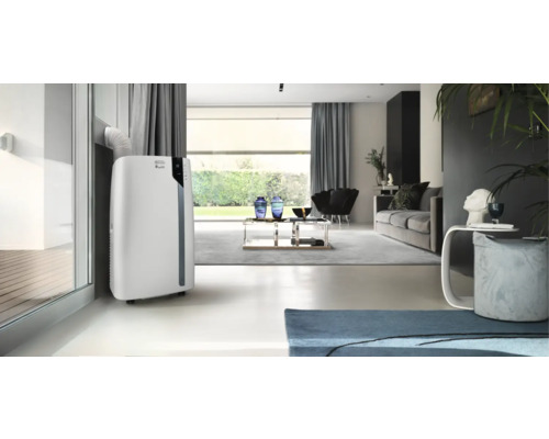 Climatiseur mobile dans un salon moderne avec meubles et décoration.