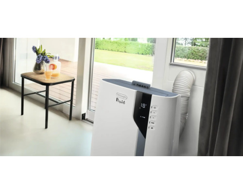 Climatiseur DeLonghi Pinguino dans une pièce lumineuse avec table et fleurs