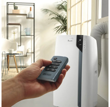 Climatiseur DeLonghi avec télécommande dans une pièce lumineuse