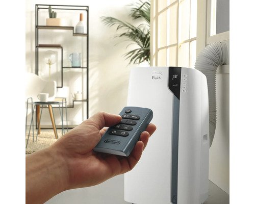 Climatiseur DeLonghi avec télécommande dans une pièce lumineuse