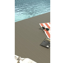 Terrassendielen am Pool mit Handtuch, Sonnenbrille und Zeitschrift