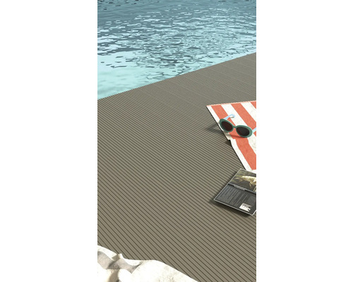 Terrassendielen am Pool mit Handtuch, Sonnenbrille und Zeitschrift