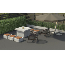Terrassenszene mit Betontisch, Hockern, Stühlen und Sonnenschirm im Aussenbereich