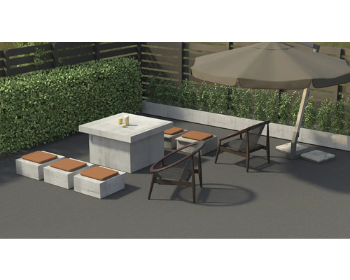 Terrassenszene mit Betontisch, Hockern, Stühlen und Sonnenschirm im Aussenbereich