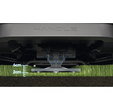 Vue détaillée d'un robot de tonte coupant de l'herbe, avec une longueur d'herbe comprise entre deux et six centimètres