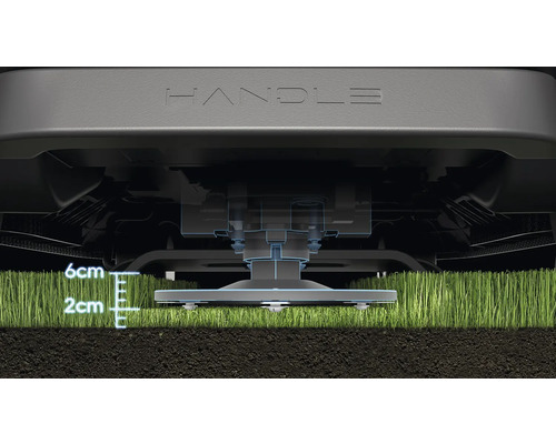 Vue détaillée d'un robot de tonte coupant de l'herbe, avec une longueur d'herbe comprise entre deux et six centimètres