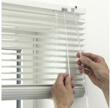 Installation de stores vénitiens blancs sur une fenêtre