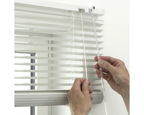 Installation de stores vénitiens blancs sur une fenêtre