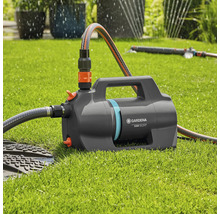 Pompe de jardin Gardena 5200 Silent avec tuyaux raccordés sur pelouse