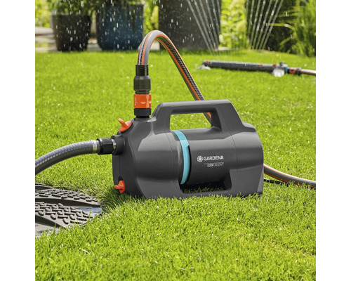 Pompe de jardin Gardena 5200 Silent avec tuyaux raccordés sur pelouse