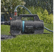 Pompe de jardin Gardena en utilisation avec raccordement d'eau dans le jardin.