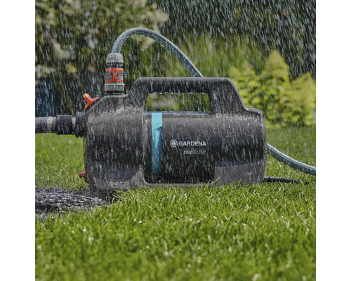 Pompe de jardin Gardena en utilisation avec raccordement d'eau dans le jardin.